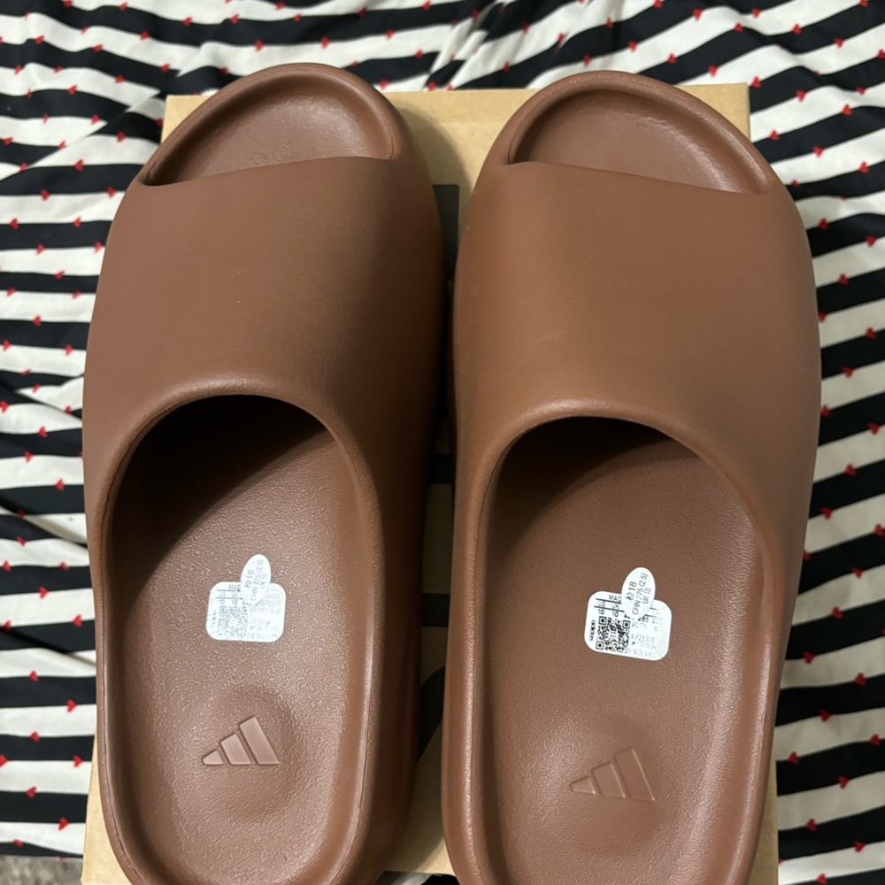 Authentic Yeezy slide in flex
